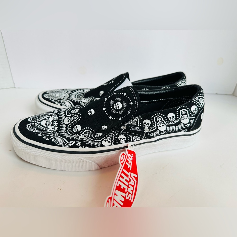 Brand New Vans Skull Bandana
Women’s 7 Men’s 5.5 Slip on Shoes